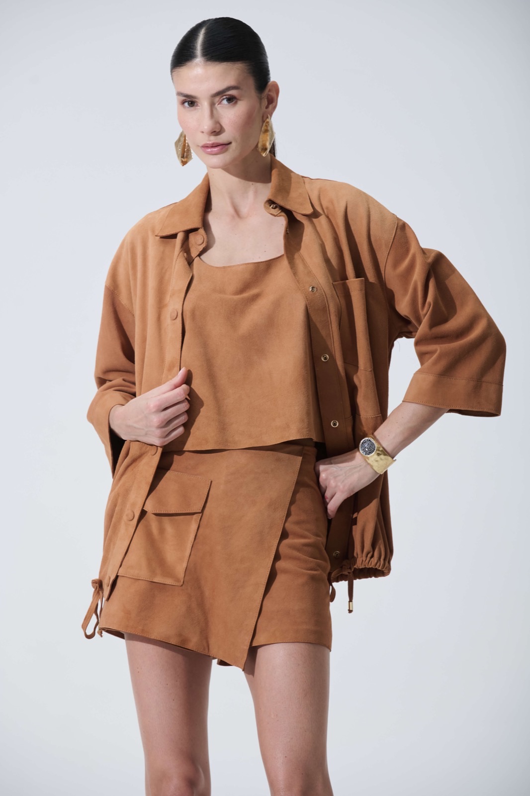 Conjunto camisa, top e short-saia em suede caramelo